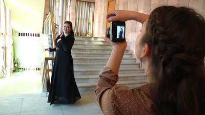 Олена Савосіна фотографує та знімає на відео закулісся житомирського театру імені Кочерги