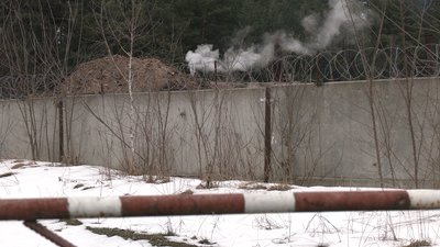 На Рівненщині люди скаржаться на завод та заявляють про шкідливі викиди На Рівненщині люди скаржаться на завод та заявляють про шкідливі викиди