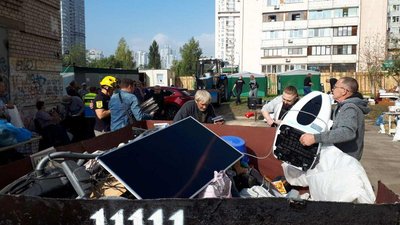 Мешканці забирають свої речі Мешканці забирають свої речі