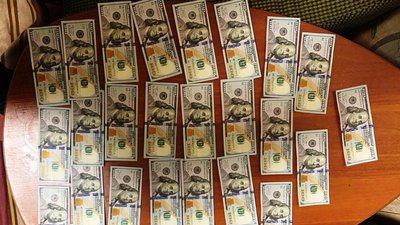 Поцупив 10 тисяч доларів, коли допомагав складати меблі: у Вінниці чоловік обікрав сім'ю