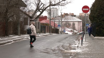 "Наші вуличкі дуже вузькі": односторонній рух запровадили на двох вулицях у Рівному "Наші вуличкі дуже вузькі": односторонній рух запровадили на двох вулицях у Рівному