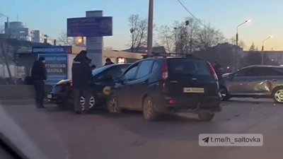 У Харкові на вулиці Академіка Павлова зіштовхнулися шість машин