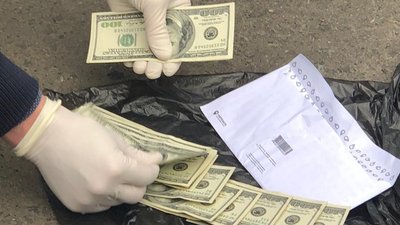 Прикарпатські правоохоронці викрили у хабарництві посадовців військкомату та сільради