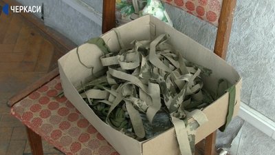 "Черкаські павучки" працюють над "весняними" сітками для військових