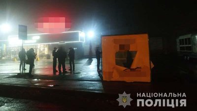 У Рівному двоє парубків попсували агітаційні куби кандидата – поліція