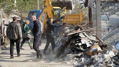 У селищі на Дніпропетровщині розбирають завали після ракетного удару У селищі на Дніпропетровщині розбирають завали після ракетного удару
