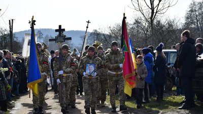 В Ужгородському районі попрощалися із полеглим на війні Русланом Гребенюком В Ужгородському районі попрощалися із полеглим на війні Русланом Гребенюком