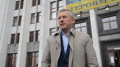 П'ятдесят батьків учнів і педагогів зібрались під Тернопільською ОДА П'ятдесят батьків учнів і педагогів зібрались під Тернопільською ОДА