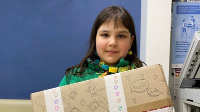 "Нашим котикам": у Львові 9-річна дівчинка продає листівки, щоб допомогти військовим