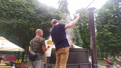 У парку Івано-Франківська під час святкування Дня Незалежності усіх охочих пригощали баношем