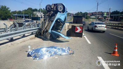 Водій наїхав на бетонні блоки на Льва Ландау у Харкові 10 липня 2024 року