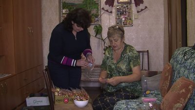 Шапки, шкарпетки та сидіння: лучанка в'яже теплі речі для захисників Шапки, шкарпетки та сидіння: лучанка в'яже теплі речі для захисників