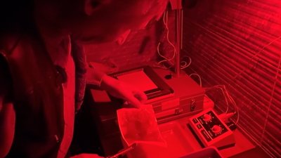 60 років із фотоапаратом: майстер із Рівного продемонстрував створення чорно-білої аналогової світлини 60 років із фотоапаратом: майстер із Рівного продемонстрував створення чорно-білої аналогової світлини