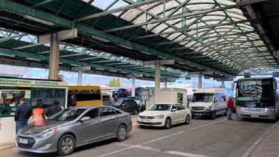 На Львівщині в пунктах пропуску утворилися черги з охочих розмитнити авто