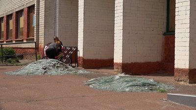 Як пройшло 1 вересня у школі в Чернігові, куди перевели дітей з двох розбомблених росіянами Як пройшло 1 вересня у школі в Чернігові, куди перевели дітей з двох розбомблених росіянами