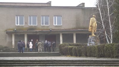 Він має залишитися: на Одещині мешканці села виступають проти знесення пам'ятника Леніну Він має залишитися: на Одещині мешканці села виступають проти знесення пам'ятника Леніну