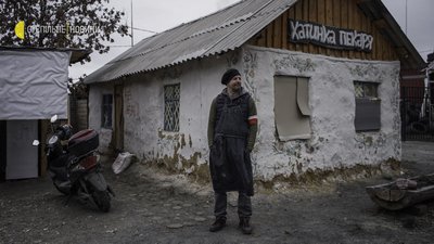 Польський пекар випікає хліб в Бучі Польський пекар випікає хліб в Бучі
