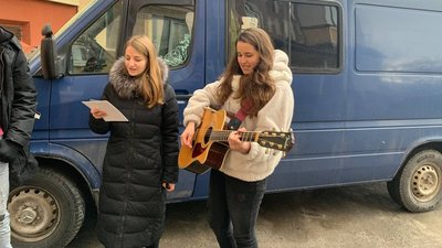 Тернопільські волонтери розвозять продуктові набори одиноким людям Тернопільські волонтери розвозять продуктові набори одиноким людям