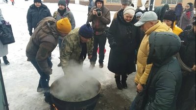 В Івано-Франківську провели акцію "Миколай Грибної роти" В Івано-Франківську провели акцію "Миколай Грибної роти"