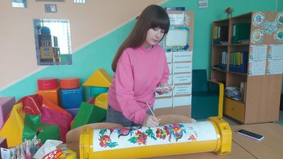 Софія Костоусова з Хмельниччини спочатку малює ескіз картини олівцем, після цього її розфарбовує Софія Костоусова з Хмельниччини спочатку малює ескіз картини олівцем, після цього її розфарбовує