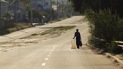 Чоловік з візком у Луганську