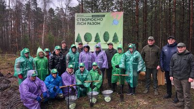 На Рівненщині місцеві лісівники та колеги-переселенці висадили саджанці сосни та дуба