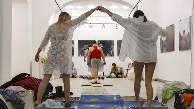 У Чернівцях представили виставку фотографій та перформанс Броніслава Тутельмана
