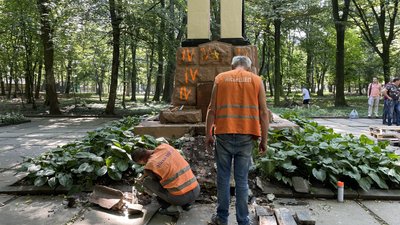 Демонтаж памʼятника на могилі радянських офіцерів у парку імені Шевченка Демонтаж памʼятника на могилі радянських офіцерів у парку імені Шевченка