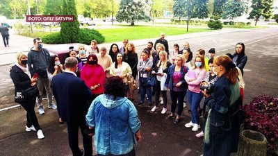 Мітинг на Херсонщині: батьки проти дистанційного навчання Мітинг на Херсонщині: батьки проти дистанційного навчання