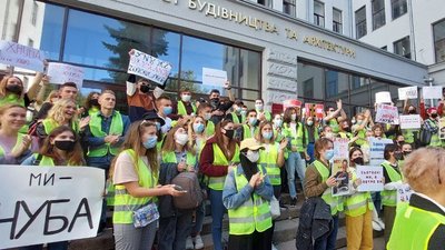 У Харкові студенти та викладачі протестують проти об'єднання вишів У Харкові студенти та викладачі протестують проти об'єднання вишів