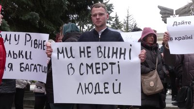 "Сказали, що через нас загинули люди": у Рівному продавці ярмарку просять не переселяти їх "Сказали, що через нас загинули люди": у Рівному продавці ярмарку просять не переселяти їх