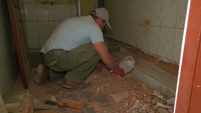 В Івано-Франківську волонтери відновлюють готель для переселенців