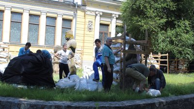 У Дніпрі тимчасово розкрили "баб" біля музею