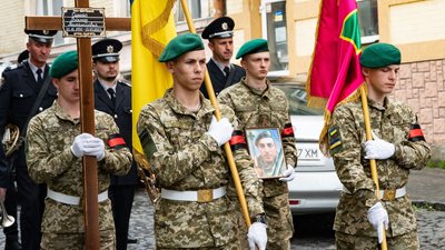 В Ужгороді попрощалися із полеглим на війні Віктором Синьком В Ужгороді попрощалися із полеглим на війні Віктором Синьком