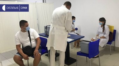У ТРЦ Мануфактура в Сумах щепили 93 людини за п’ять годин роботи бригади У ТРЦ Мануфактура в Сумах щепили 93 людини за п’ять годин роботи бригади