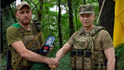 Олександр Сирський вручив нагороду Юрію Чорному з Рівненщини