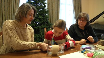 У Житомирі провели майстер-клас із декорування баночок для освяченої води У Житомирі провели майстер-клас із декорування баночок для освяченої води