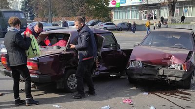 В ДТП у центрі Чернігові травмувалися троє людей, серед них – трирічна дитина В ДТП у центрі Чернігові травмувалися троє людей, серед них – трирічна дитина