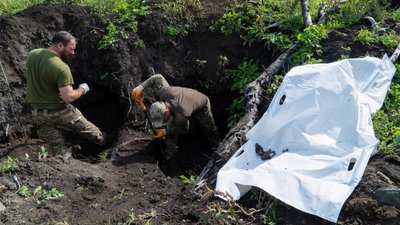 Знайти всіх своїх: з Дементіївки на Харківщині забирають тіла полеглих українських воїнів Знайти всіх своїх: з Дементіївки на Харківщині забирають тіла полеглих українських воїнів