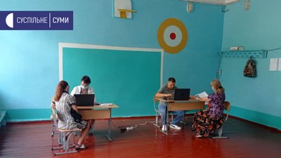 У Сумах почали масово щепити освітян проти коронавірусу У Сумах почали масово щепити освітян проти коронавірусу
