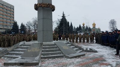 квіти до Дня Соборності у Черкасах квіти до Дня Соборності у Черкасах