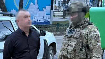 Працівник СБУ та чоловік, якого підозрюють в отриманні хабаря
