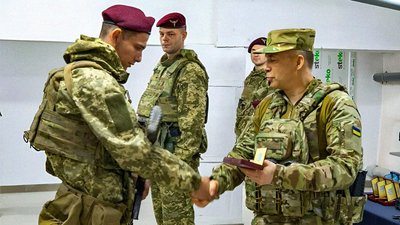 Богдану Дубіні нагороду вручає Олександр Сирський