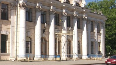 «Без реклами та афіш виглядає краще». Театру в Дніпрі пропонують залишити фасад будівлі без афіш «Без реклами та афіш виглядає краще». Театру в Дніпрі пропонують залишити фасад будівлі без афіш