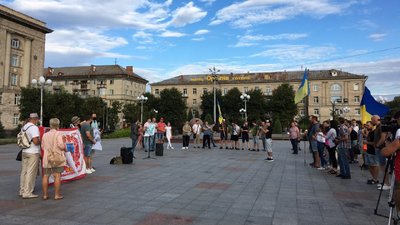 Черкасці вийшли на центральну площу, щоб підтримати білорусів Черкасці вийшли на центральну площу, щоб підтримати білорусів