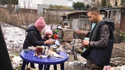 Хмельничанин Денис з двома молодшими сестрами виготовляє вдома окопні свічки