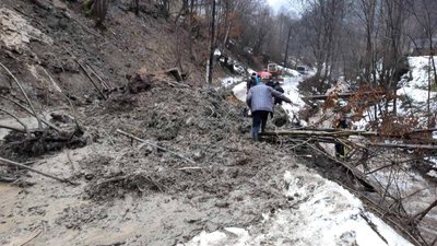 Ґрунт зі схилу з’їхав на дорогу на Закарпатті Ґрунт зі схилу з’їхав на дорогу на Закарпатті