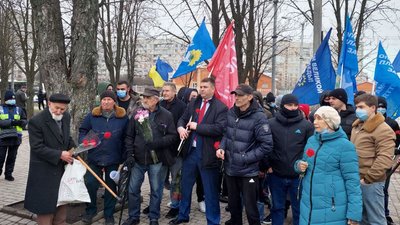 "Це тупо совок": на акцію прихильників Жукова у Харкові прийшли його противники "Це тупо совок": на акцію прихильників Жукова у Харкові прийшли його противники