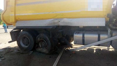 На Житомирщині зіткнулися вантажівка та бус – одна людина загинула На Житомирщині зіткнулися вантажівка та бус – одна людина загинула