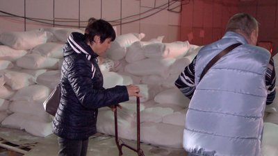 Понад 50 тонн борошна: у Вінниці видають гуманітарну допомогу для багатодітних родин Понад 50 тонн борошна: у Вінниці видають гуманітарну допомогу для багатодітних родин